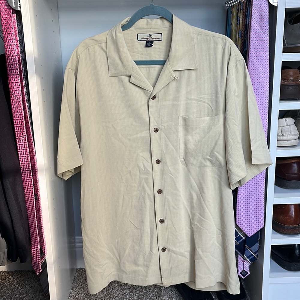 Tommy Bahama 100% Silk short sleeve button up shirt - size Large